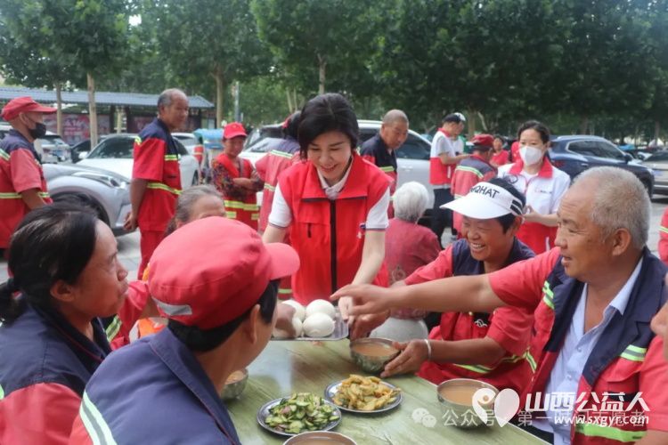 运城市盐湖区第一时间志愿者协会联合贵州茅台运城专卖店爱心包粥以实际行动践行企业社会责任传递温暖 - 第11张