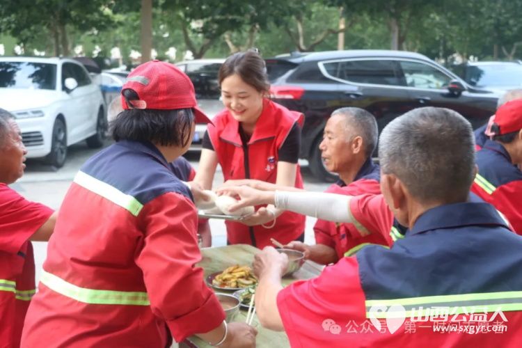 运城市盐湖区第一时间志愿者协会联合贵州茅台运城专卖店爱心包粥以实际行动践行企业社会责任传递温暖 - 第3张