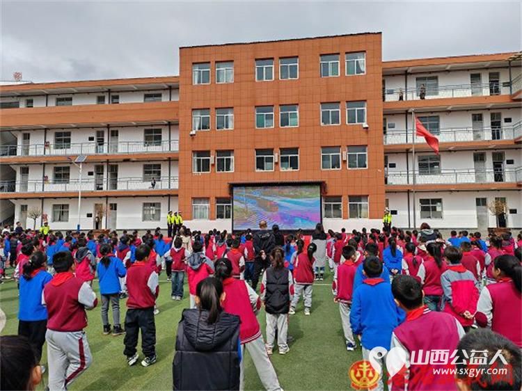 山西吉县交警走进东关小学开展全国中小学生安全教育日宣传活动 - 第1张 - 山西公益人 山西吉县交警走进东关小学开展全国中小学生安全教育日宣传活动 - 第1张