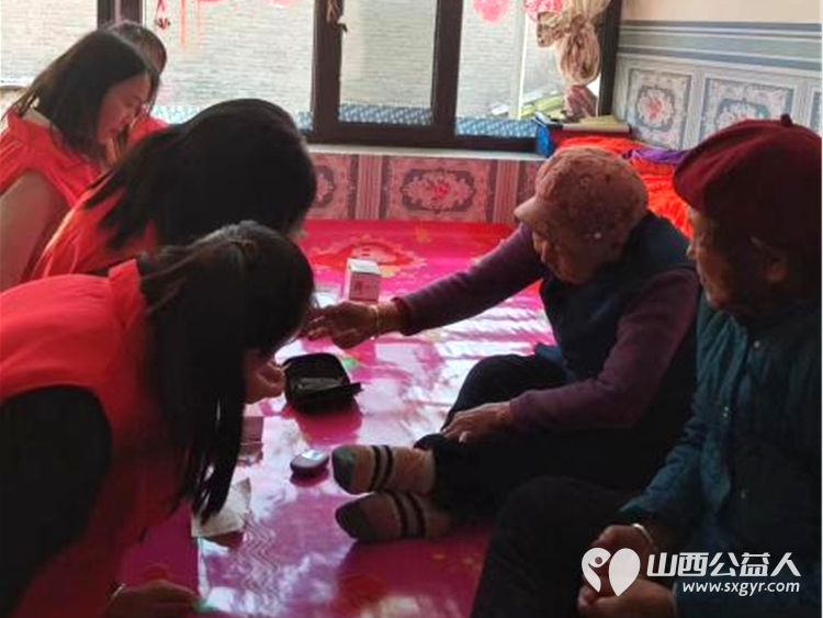 娄烦县青年志愿者协会会长李云朋组织志愿者前往峰岭底村为孤寡老年人免费测量血压血糖帮助老人打扫卫生免费义务理发 - 第2张 - 山西公益人 娄烦县青年志愿者协会会长李云朋组织志愿者前往峰岭底村为孤寡老年人免费测量血压血糖帮助老人打扫卫生免费义务理发 - 第2张