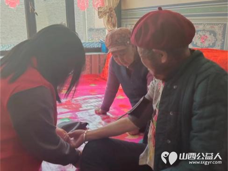 娄烦县青年志愿者协会会长李云朋组织志愿者前往峰岭底村为孤寡老年人免费测量血压血糖帮助老人打扫卫生免费义务理发 - 第3张 - 山西公益人 娄烦县青年志愿者协会会长李云朋组织志愿者前往峰岭底村为孤寡老年人免费测量血压血糖帮助老人打扫卫生免费义务理发 - 第3张