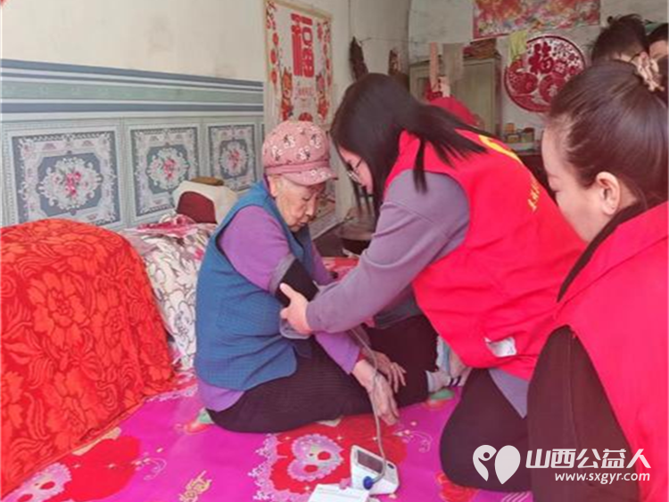 娄烦县青年志愿者协会会长李云朋组织志愿者前往峰岭底村为孤寡老年人免费测量血压血糖帮助老人打扫卫生免费义务理发 - 第1张 - 山西公益人 娄烦县青年志愿者协会会长李云朋组织志愿者前往峰岭底村为孤寡老年人免费测量血压血糖帮助老人打扫卫生免费义务理发 - 第1张