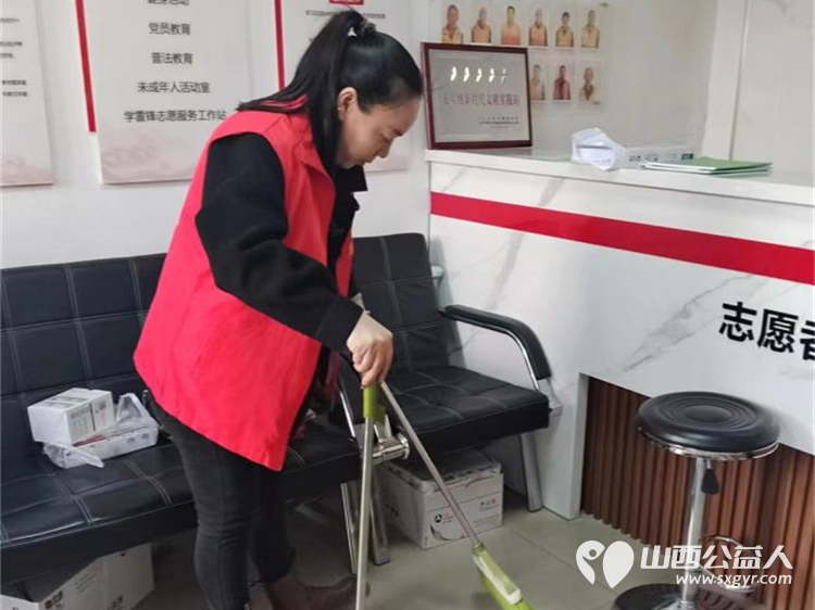 娄烦县青年志愿者协会会长李云朋组织志愿者前往峰岭底村为孤寡老年人免费测量血压血糖帮助老人打扫卫生免费义务理发 - 第10张 - 山西公益人 娄烦县青年志愿者协会会长李云朋组织志愿者前往峰岭底村为孤寡老年人免费测量血压血糖帮助老人打扫卫生免费义务理发 - 第10张