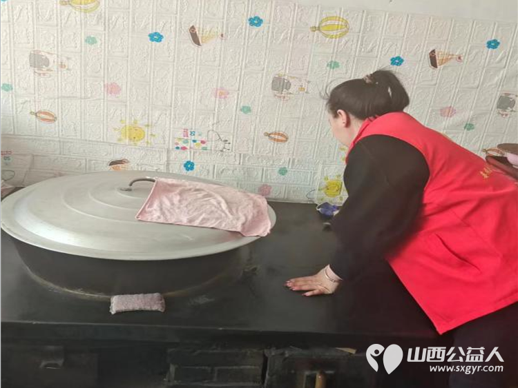 娄烦县青年志愿者协会会长李云朋组织志愿者前往峰岭底村为孤寡老年人免费测量血压血糖帮助老人打扫卫生免费义务理发 - 第11张 - 山西公益人 娄烦县青年志愿者协会会长李云朋组织志愿者前往峰岭底村为孤寡老年人免费测量血压血糖帮助老人打扫卫生免费义务理发 - 第11张