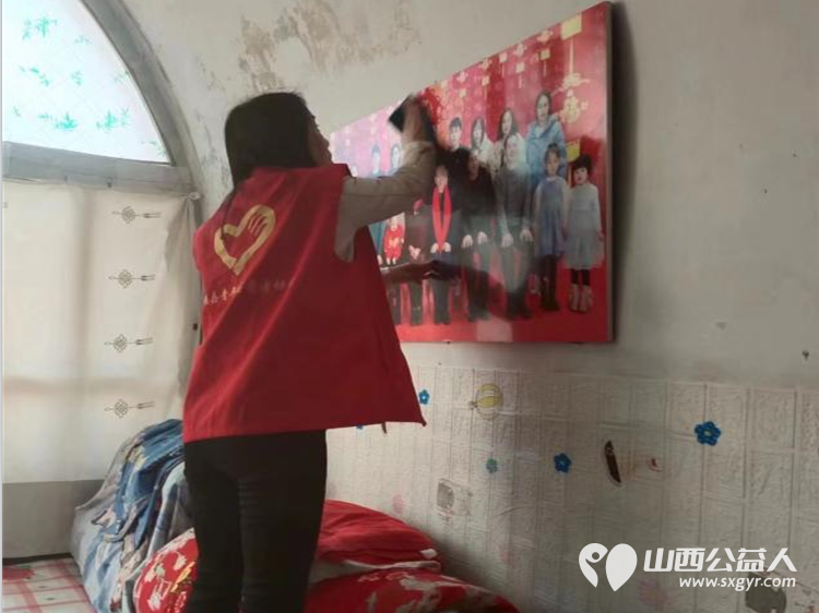 娄烦县青年志愿者协会会长李云朋组织志愿者前往峰岭底村为孤寡老年人免费测量血压血糖帮助老人打扫卫生免费义务理发 - 第6张 - 山西公益人 娄烦县青年志愿者协会会长李云朋组织志愿者前往峰岭底村为孤寡老年人免费测量血压血糖帮助老人打扫卫生免费义务理发 - 第6张