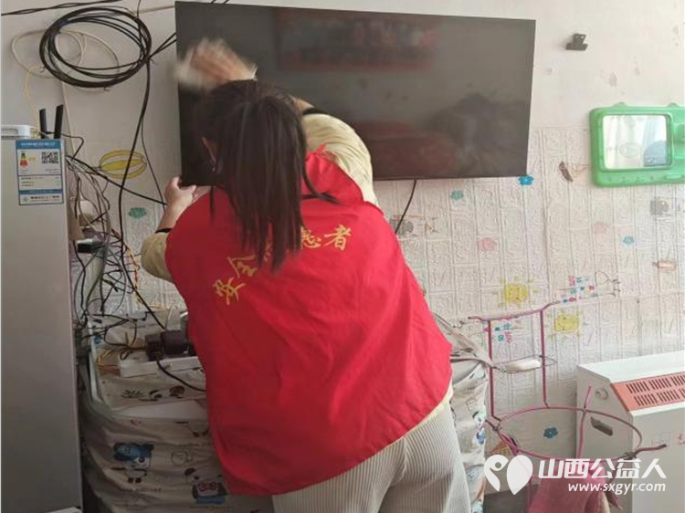 娄烦县青年志愿者协会会长李云朋组织志愿者前往峰岭底村为孤寡老年人免费测量血压血糖帮助老人打扫卫生免费义务理发 - 第7张 - 山西公益人 娄烦县青年志愿者协会会长李云朋组织志愿者前往峰岭底村为孤寡老年人免费测量血压血糖帮助老人打扫卫生免费义务理发 - 第7张