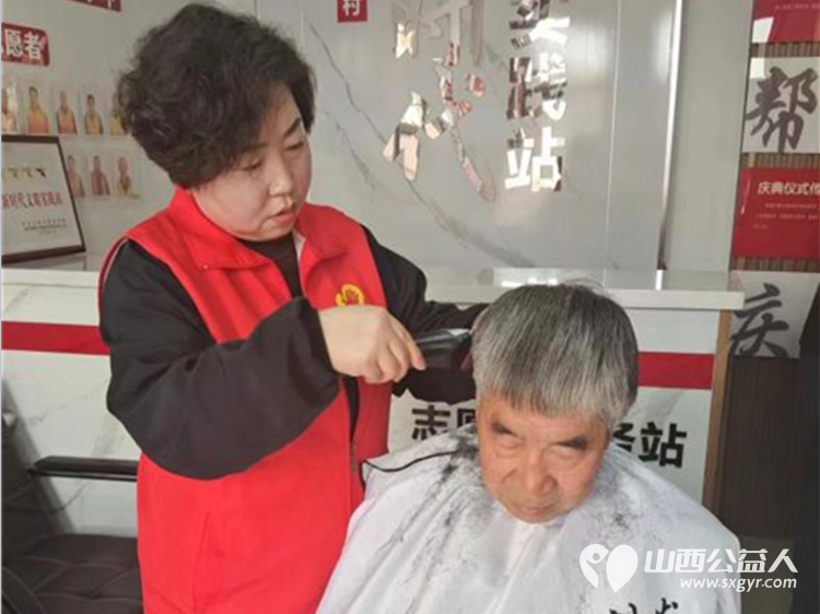 娄烦县青年志愿者协会会长李云朋组织志愿者前往峰岭底村为孤寡老年人免费测量血压血糖帮助老人打扫卫生免费义务理发 - 第8张 - 山西公益人 娄烦县青年志愿者协会会长李云朋组织志愿者前往峰岭底村为孤寡老年人免费测量血压血糖帮助老人打扫卫生免费义务理发 - 第8张