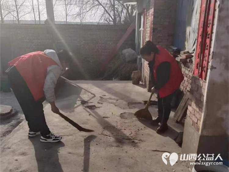 娄烦县青年志愿者协会会长李云朋组织志愿者前往峰岭底村为孤寡老年人免费测量血压血糖帮助老人打扫卫生免费义务理发 - 第5张 - 山西公益人 娄烦县青年志愿者协会会长李云朋组织志愿者前往峰岭底村为孤寡老年人免费测量血压血糖帮助老人打扫卫生免费义务理发 - 第5张