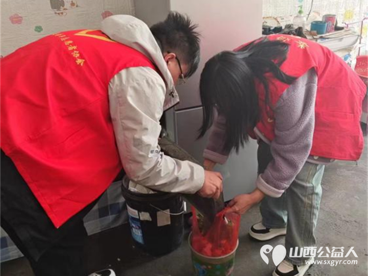 娄烦县青年志愿者协会会长李云朋组织志愿者前往峰岭底村为孤寡老年人免费测量血压血糖帮助老人打扫卫生免费义务理发 - 第4张 - 山西公益人 娄烦县青年志愿者协会会长李云朋组织志愿者前往峰岭底村为孤寡老年人免费测量血压血糖帮助老人打扫卫生免费义务理发 - 第4张