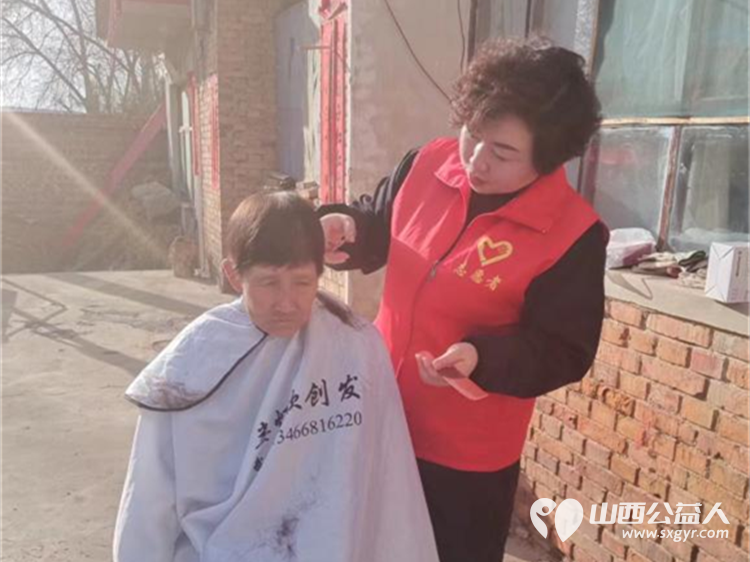 娄烦县青年志愿者协会会长李云朋组织志愿者前往峰岭底村为孤寡老年人免费测量血压血糖帮助老人打扫卫生免费义务理发 - 第9张 - 山西公益人 娄烦县青年志愿者协会会长李云朋组织志愿者前往峰岭底村为孤寡老年人免费测量血压血糖帮助老人打扫卫生免费义务理发 - 第9张