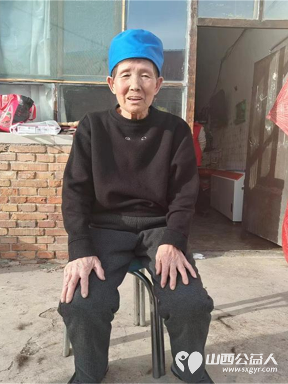 娄烦县青年志愿者协会会长李云朋组织志愿者前往峰岭底村为孤寡老年人免费测量血压血糖帮助老人打扫卫生免费义务理发 - 第13张 - 山西公益人 娄烦县青年志愿者协会会长李云朋组织志愿者前往峰岭底村为孤寡老年人免费测量血压血糖帮助老人打扫卫生免费义务理发 - 第13张