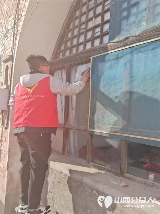 娄烦县青年志愿者协会会长李云朋组织志愿者前往峰岭底村为孤寡老年人免费测量血压血糖帮助老人打扫卫生免费义务理发 - 第12张 - 山西公益人 娄烦县青年志愿者协会会长李云朋组织志愿者前往峰岭底村为孤寡老年人免费测量血压血糖帮助老人打扫卫生免费义务理发 - 第12张