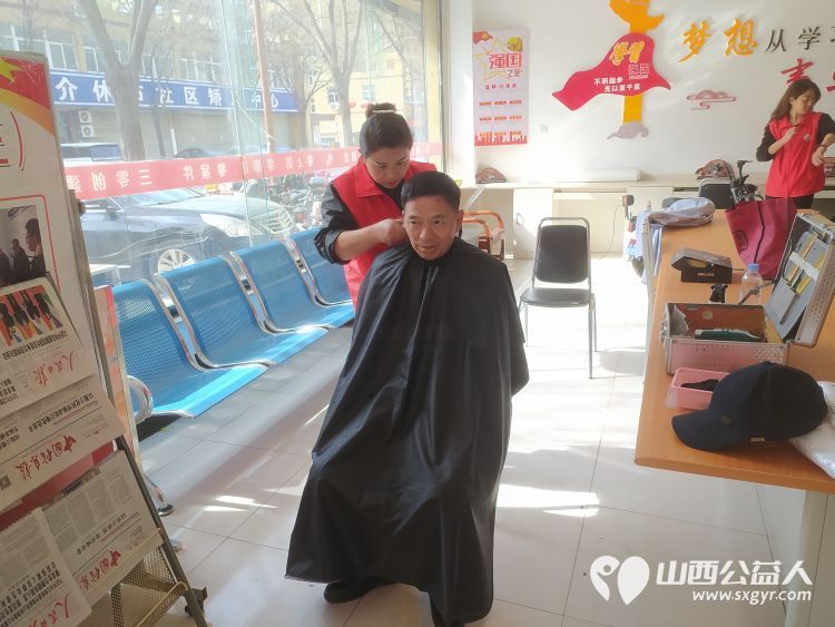 介休市敬老协会“孝善行”活动走进北坛街道花园街社区为社区居民爱心理发测听力测量血压测血糖贴眼贴测视力等 - 第14张 - 山西公益人 介休市敬老协会“孝善行”活动走进北坛街道花园街社区为社区居民爱心理发测听力测量血压测血糖贴眼贴测视力等 - 第14张