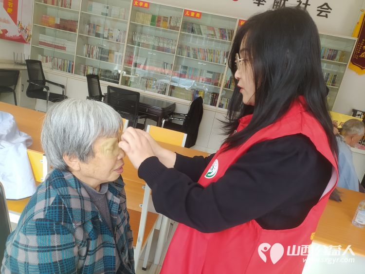 介休市敬老协会“孝善行”活动走进北坛街道花园街社区为社区居民爱心理发测听力测量血压测血糖贴眼贴测视力等 - 第15张 - 山西公益人 介休市敬老协会“孝善行”活动走进北坛街道花园街社区为社区居民爱心理发测听力测量血压测血糖贴眼贴测视力等 - 第15张
