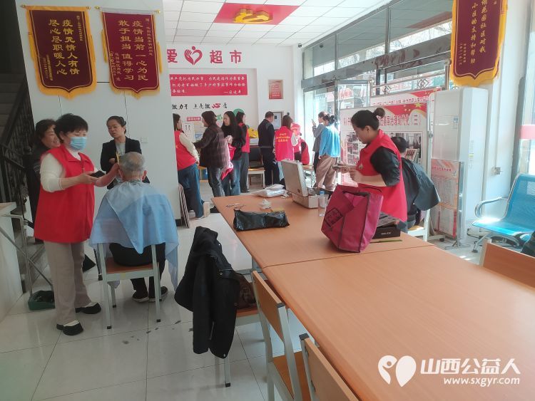 介休市敬老协会“孝善行”活动走进北坛街道花园街社区为社区居民爱心理发测听力测量血压测血糖贴眼贴测视力等 - 第29张 - 山西公益人 介休市敬老协会“孝善行”活动走进北坛街道花园街社区为社区居民爱心理发测听力测量血压测血糖贴眼贴测视力等 - 第29张
