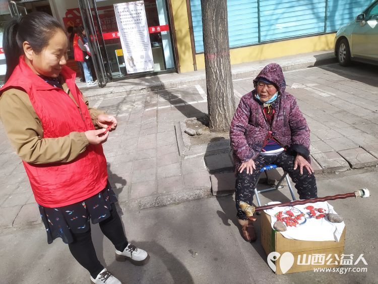 介休市敬老协会“孝善行”活动走进北坛街道花园街社区为社区居民爱心理发测听力测量血压测血糖贴眼贴测视力等 - 第28张 - 山西公益人 介休市敬老协会“孝善行”活动走进北坛街道花园街社区为社区居民爱心理发测听力测量血压测血糖贴眼贴测视力等 - 第28张