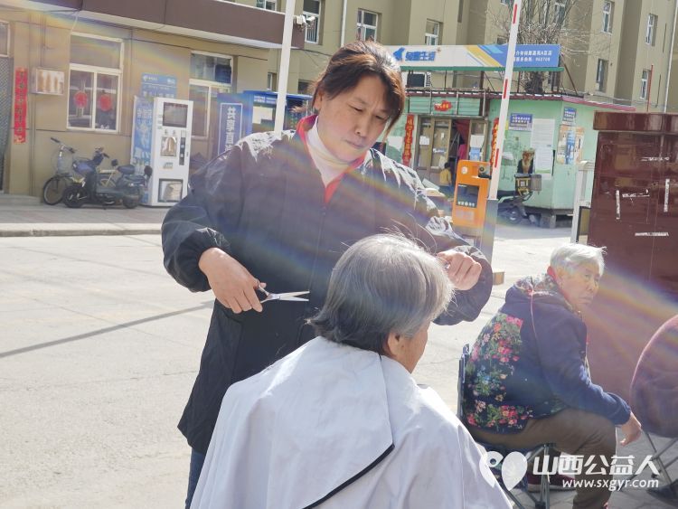 介休市敬老协会“孝善行”活动走进北坛街道花园街社区为社区居民爱心理发测听力测量血压测血糖贴眼贴测视力等 - 第12张 - 山西公益人 介休市敬老协会“孝善行”活动走进北坛街道花园街社区为社区居民爱心理发测听力测量血压测血糖贴眼贴测视力等 - 第12张