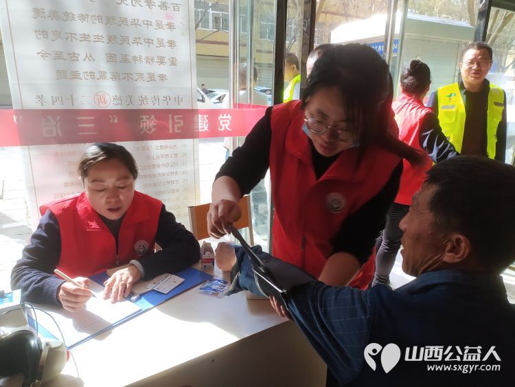 介休市敬老协会“孝善行”活动走进北坛街道花园街社区为社区居民爱心理发测听力测量血压测血糖贴眼贴测视力等 - 第26张 - 山西公益人 介休市敬老协会“孝善行”活动走进北坛街道花园街社区为社区居民爱心理发测听力测量血压测血糖贴眼贴测视力等 - 第26张