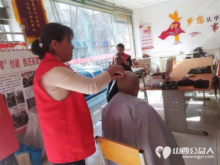 介休市敬老协会“孝善行”活动走进北坛街道花园街社区为社区居民爱心理发测听力测量血压测血糖贴眼贴测视力等 - 第8张 - 山西公益人 介休市敬老协会“孝善行”活动走进北坛街道花园街社区为社区居民爱心理发测听力测量血压测血糖贴眼贴测视力等 - 第8张