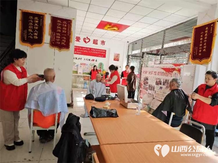 介休市敬老协会“孝善行”活动走进北坛街道花园街社区为社区居民爱心理发测听力测量血压测血糖贴眼贴测视力等 - 第11张 - 山西公益人 介休市敬老协会“孝善行”活动走进北坛街道花园街社区为社区居民爱心理发测听力测量血压测血糖贴眼贴测视力等 - 第11张