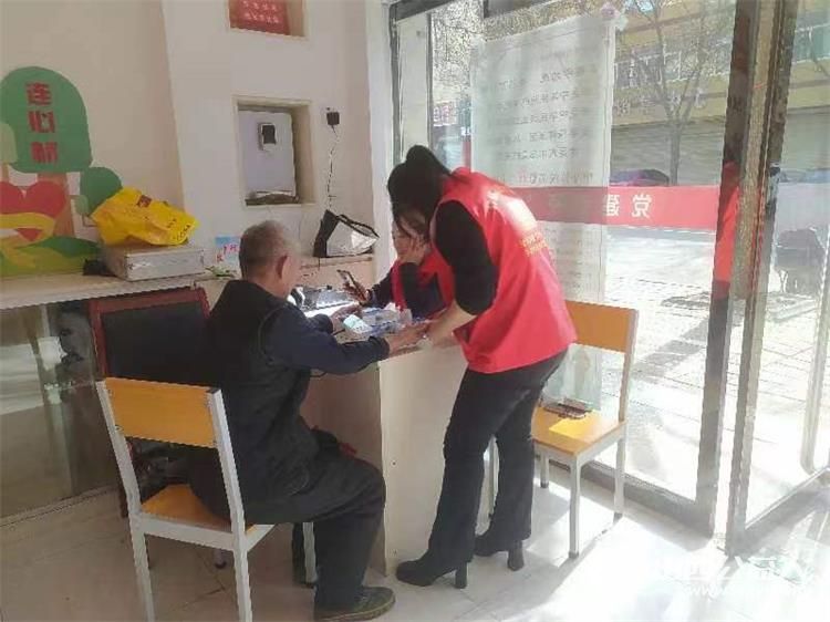 介休市敬老协会“孝善行”活动走进北坛街道花园街社区为社区居民爱心理发测听力测量血压测血糖贴眼贴测视力等 - 第23张 - 山西公益人 介休市敬老协会“孝善行”活动走进北坛街道花园街社区为社区居民爱心理发测听力测量血压测血糖贴眼贴测视力等 - 第23张