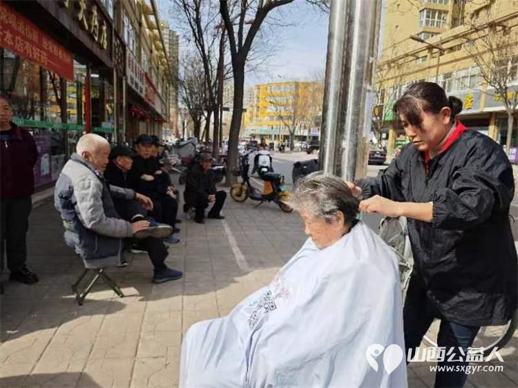 介休市敬老协会“孝善行”活动走进北坛街道花园街社区为社区居民爱心理发测听力测量血压测血糖贴眼贴测视力等 - 第7张 - 山西公益人 介休市敬老协会“孝善行”活动走进北坛街道花园街社区为社区居民爱心理发测听力测量血压测血糖贴眼贴测视力等 - 第7张