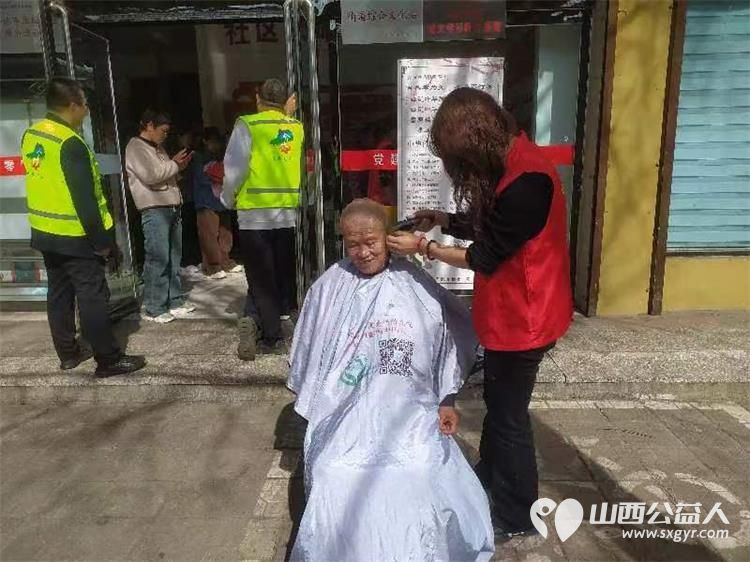 介休市敬老协会“孝善行”活动走进北坛街道花园街社区为社区居民爱心理发测听力测量血压测血糖贴眼贴测视力等 - 第5张 - 山西公益人 介休市敬老协会“孝善行”活动走进北坛街道花园街社区为社区居民爱心理发测听力测量血压测血糖贴眼贴测视力等 - 第5张