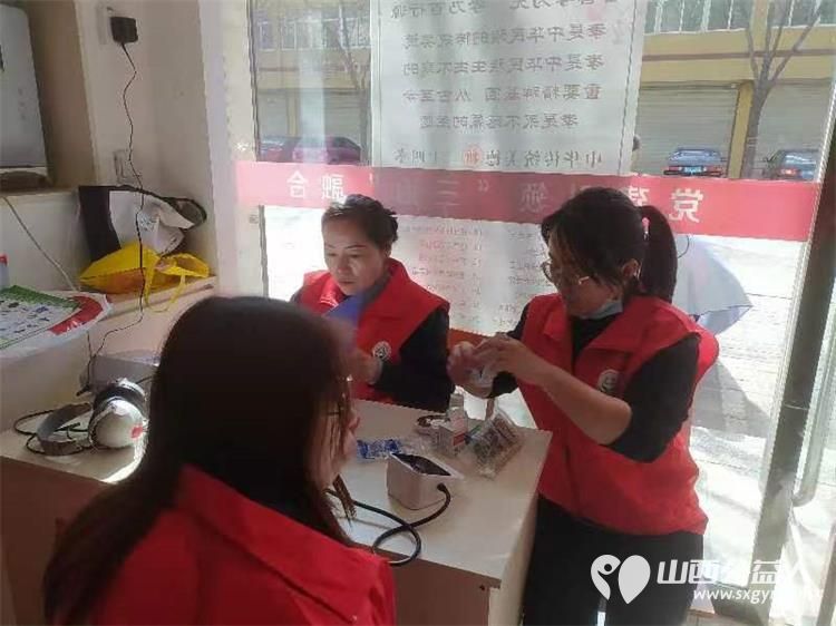 介休市敬老协会“孝善行”活动走进北坛街道花园街社区为社区居民爱心理发测听力测量血压测血糖贴眼贴测视力等 - 第20张 - 山西公益人 介休市敬老协会“孝善行”活动走进北坛街道花园街社区为社区居民爱心理发测听力测量血压测血糖贴眼贴测视力等 - 第20张