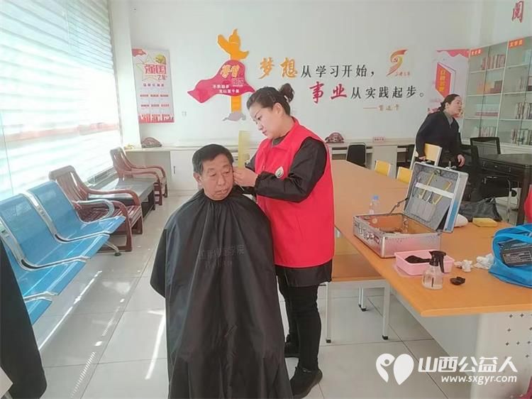 介休市敬老协会“孝善行”活动走进北坛街道花园街社区为社区居民爱心理发测听力测量血压测血糖贴眼贴测视力等 - 第4张 - 山西公益人 介休市敬老协会“孝善行”活动走进北坛街道花园街社区为社区居民爱心理发测听力测量血压测血糖贴眼贴测视力等 - 第4张