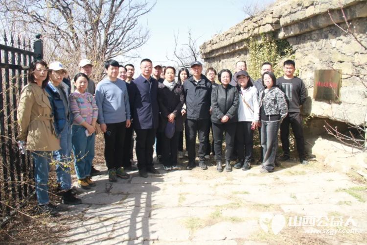 民建太原市委会赴杏花岭区山河公园开展义务植树暨在庙碉纪念石碑前清明节悼念烈士活动 - 第19张 - 山西公益人 民建太原市委会赴杏花岭区山河公园开展义务植树暨在庙碉纪念石碑前清明节悼念烈士活动 - 第19张