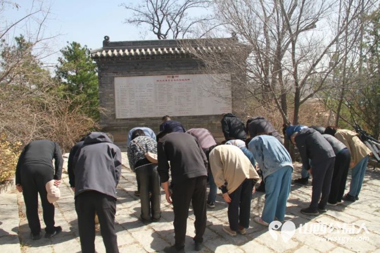 民建太原市委会赴杏花岭区山河公园开展义务植树暨在庙碉纪念石碑前清明节悼念烈士活动 - 第20张 - 山西公益人 民建太原市委会赴杏花岭区山河公园开展义务植树暨在庙碉纪念石碑前清明节悼念烈士活动 - 第20张