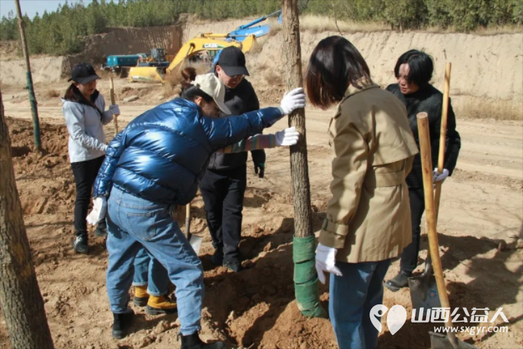民建太原市委会赴杏花岭区山河公园开展义务植树暨在庙碉纪念石碑前清明节悼念烈士活动 - 第14张 - 山西公益人 民建太原市委会赴杏花岭区山河公园开展义务植树暨在庙碉纪念石碑前清明节悼念烈士活动 - 第14张