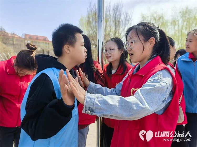 吕梁市离石区青年志愿者协会联合吕梁弘益心青年服务中心在莲花池公园共同为心青年策划了一场温馨而特别的活动 - 第8张
