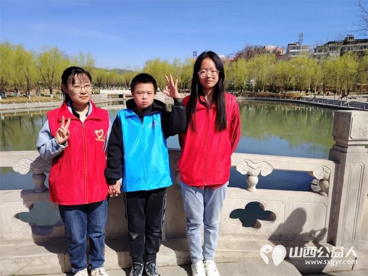 吕梁市离石区青年志愿者协会联合吕梁弘益心青年服务中心在莲花池公园共同为心青年策划了一场温馨而特别的活动 - 第11张