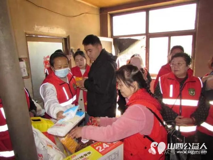 春暖三月学雷锋情暖孤寡老人心，忻州春晖公益活动站志愿者前往忻府区三交镇赤水村关爱孤寡老人为老人们送上了诚挚的关爱和爱心物资 - 第14张