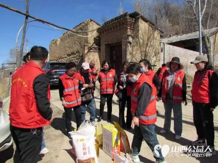 春暖三月学雷锋情暖孤寡老人心，忻州春晖公益活动站志愿者前往忻府区三交镇赤水村关爱孤寡老人为老人们送上了诚挚的关爱和爱心物资 - 第2张