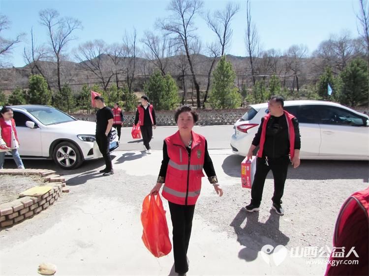 春暖三月学雷锋情暖孤寡老人心，忻州春晖公益活动站志愿者前往忻府区三交镇赤水村关爱孤寡老人为老人们送上了诚挚的关爱和爱心物资 - 第4张