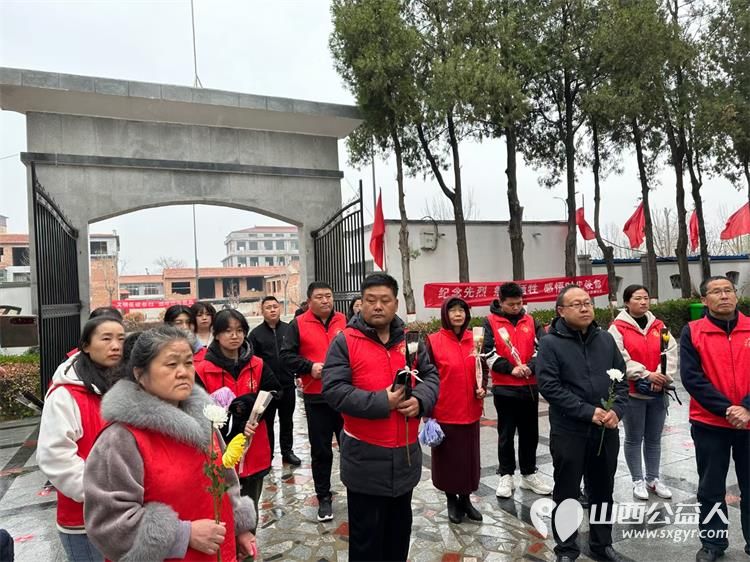 屯留正能量公益协会组织爱心志愿者来到屯留烈士陵园进行清明缅怀先烈扫墓公益活动 - 第3张 - 山西公益人 屯留正能量公益协会组织爱心志愿者来到屯留烈士陵园进行清明缅怀先烈扫墓公益活动 - 第3张