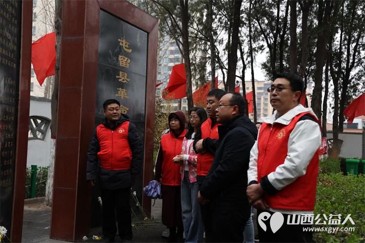 屯留正能量公益协会组织爱心志愿者来到屯留烈士陵园进行清明缅怀先烈扫墓公益活动 - 第10张 - 山西公益人 屯留正能量公益协会组织爱心志愿者来到屯留烈士陵园进行清明缅怀先烈扫墓公益活动 - 第10张