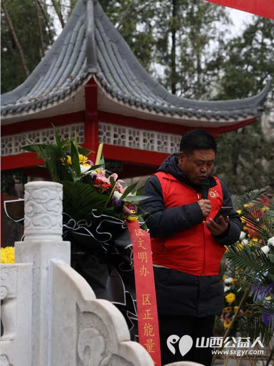 屯留正能量公益协会组织爱心志愿者来到屯留烈士陵园进行清明缅怀先烈扫墓公益活动 - 第11张 - 山西公益人 屯留正能量公益协会组织爱心志愿者来到屯留烈士陵园进行清明缅怀先烈扫墓公益活动 - 第11张