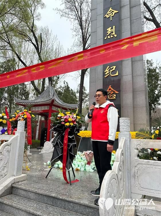 屯留正能量公益协会组织爱心志愿者来到屯留烈士陵园进行清明缅怀先烈扫墓公益活动 - 第12张 - 山西公益人 屯留正能量公益协会组织爱心志愿者来到屯留烈士陵园进行清明缅怀先烈扫墓公益活动 - 第12张