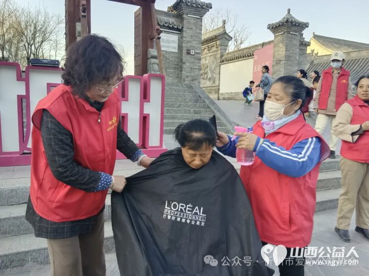“爱心义剪进古城,一言一行靓秀容”忻州市爱心公益协会学雷锋月系列活动 - 第2张 - 山西公益人 “爱心义剪进古城,一言一行靓秀容”忻州市爱心公益协会学雷锋月系列活动 - 第2张