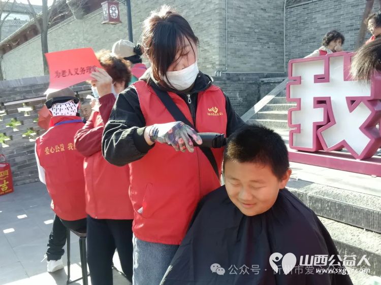“爱心义剪进古城,一言一行靓秀容”忻州市爱心公益协会学雷锋月系列活动 - 第3张 - 山西公益人 “爱心义剪进古城,一言一行靓秀容”忻州市爱心公益协会学雷锋月系列活动 - 第3张