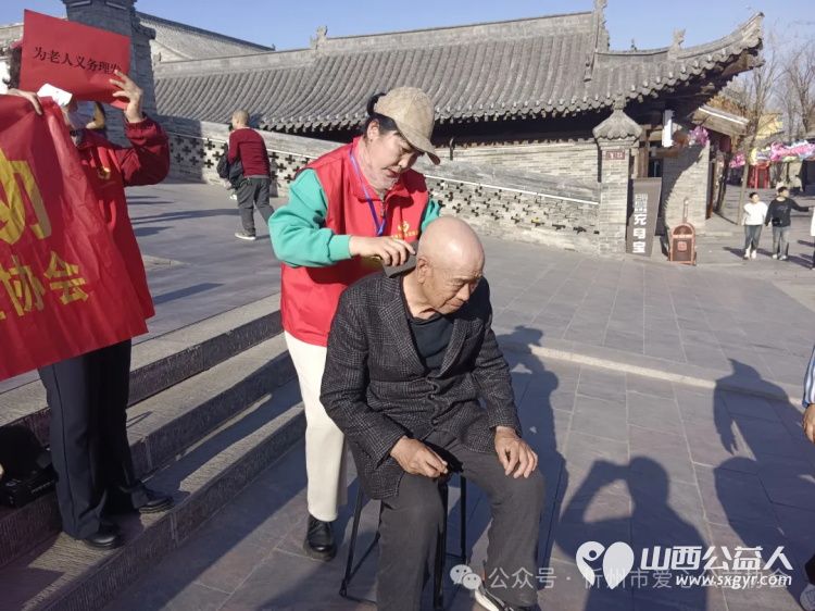 “爱心义剪进古城,一言一行靓秀容”忻州市爱心公益协会学雷锋月系列活动 - 第5张 - 山西公益人 “爱心义剪进古城,一言一行靓秀容”忻州市爱心公益协会学雷锋月系列活动 - 第5张