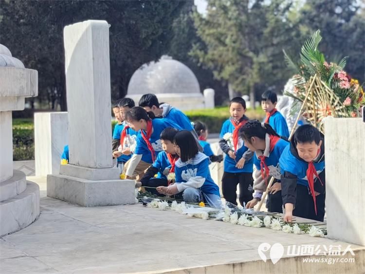 太原市儿童义工团组织志愿者家庭在双塔烈士陵园举行缅怀先烈致敬英雄祭扫活动 - 第2张