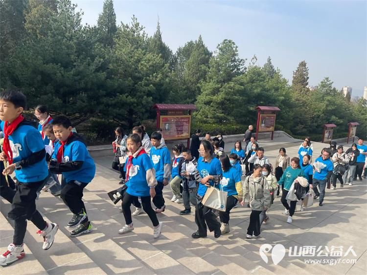 太原市儿童义工团组织志愿者家庭在双塔烈士陵园举行缅怀先烈致敬英雄祭扫活动 - 第6张