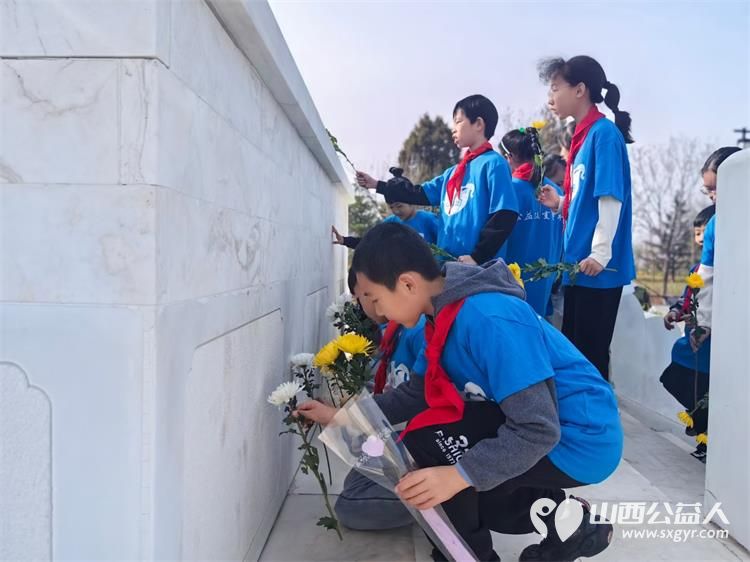 太原市儿童义工团组织志愿者家庭在双塔烈士陵园举行缅怀先烈致敬英雄祭扫活动 - 第7张