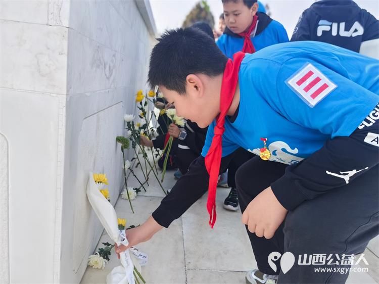 太原市儿童义工团组织志愿者家庭在双塔烈士陵园举行缅怀先烈致敬英雄祭扫活动 - 第8张