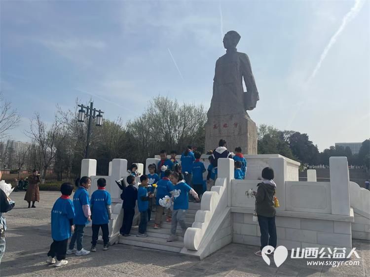 太原市儿童义工团组织志愿者家庭在双塔烈士陵园举行缅怀先烈致敬英雄祭扫活动 - 第5张