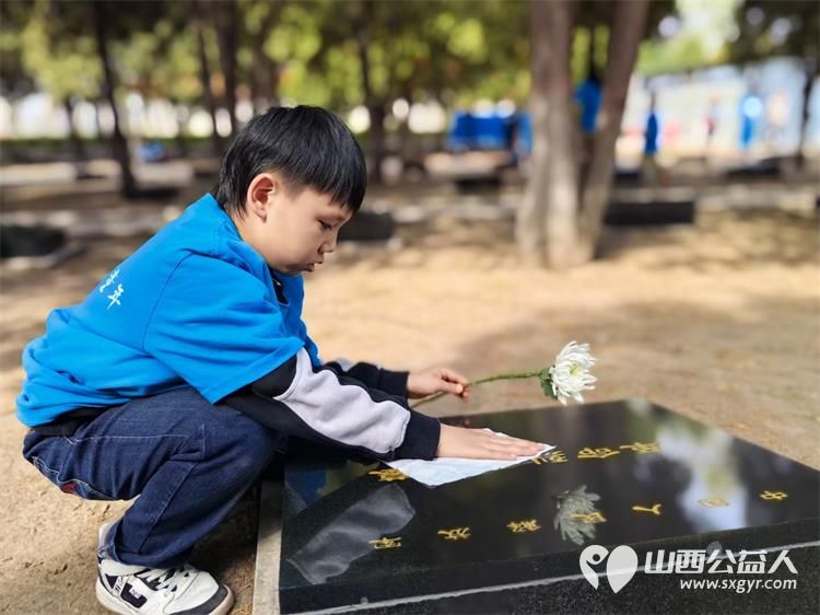 太原市儿童义工团组织志愿者家庭在双塔烈士陵园举行缅怀先烈致敬英雄祭扫活动 - 第15张